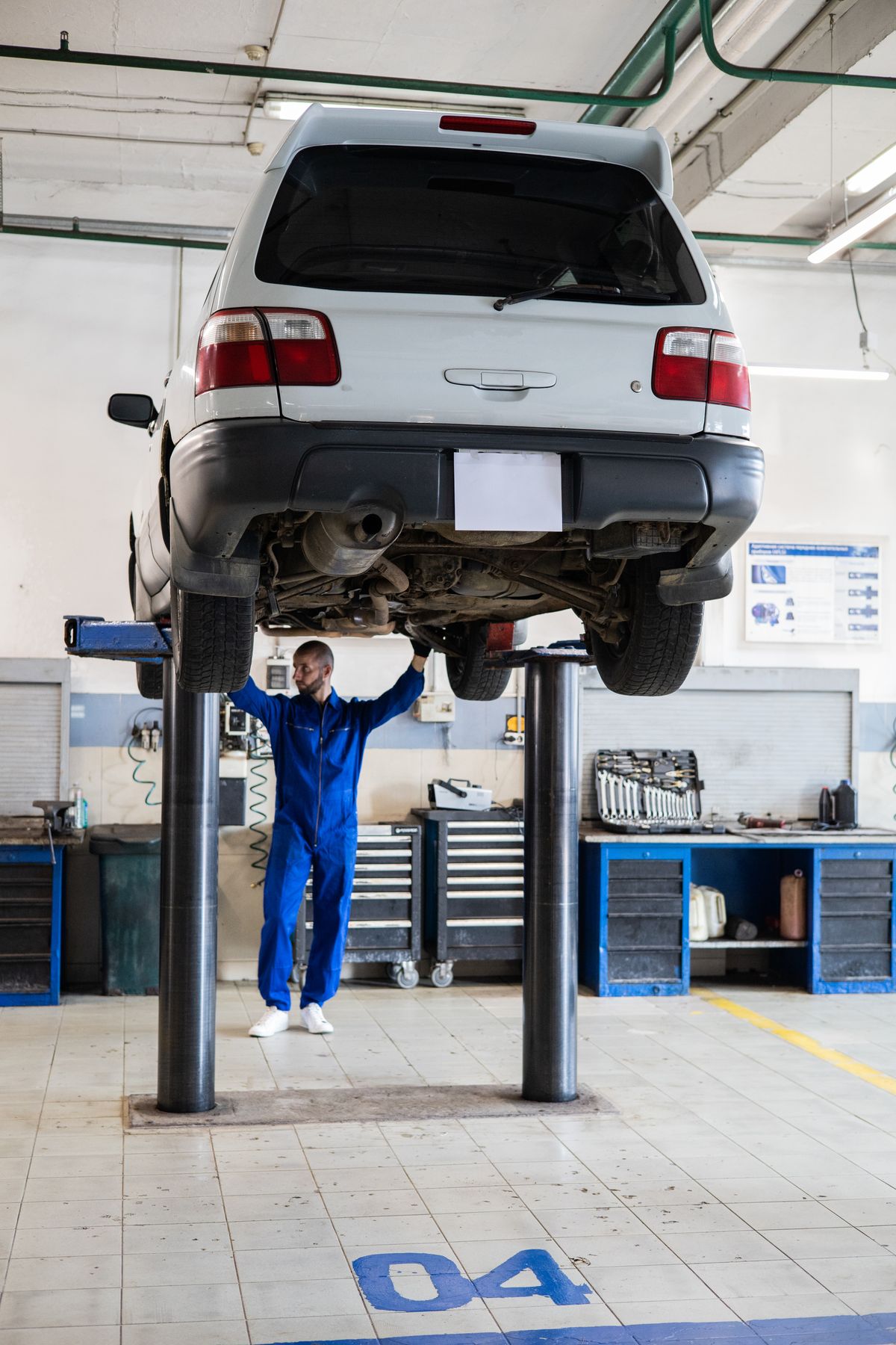 Seasonal tire changeover on a lift